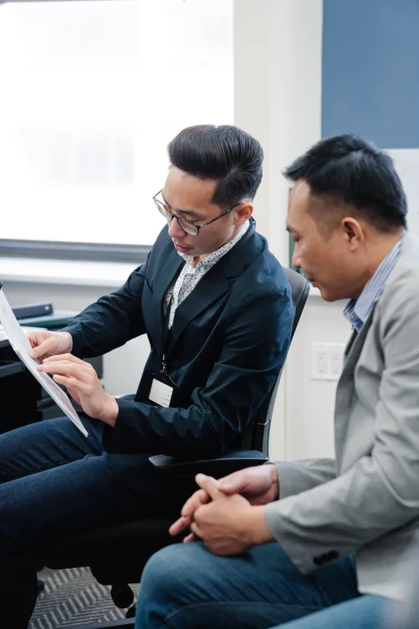 ビジネスプロフェッショナルがオフィスで書類を確認している様子