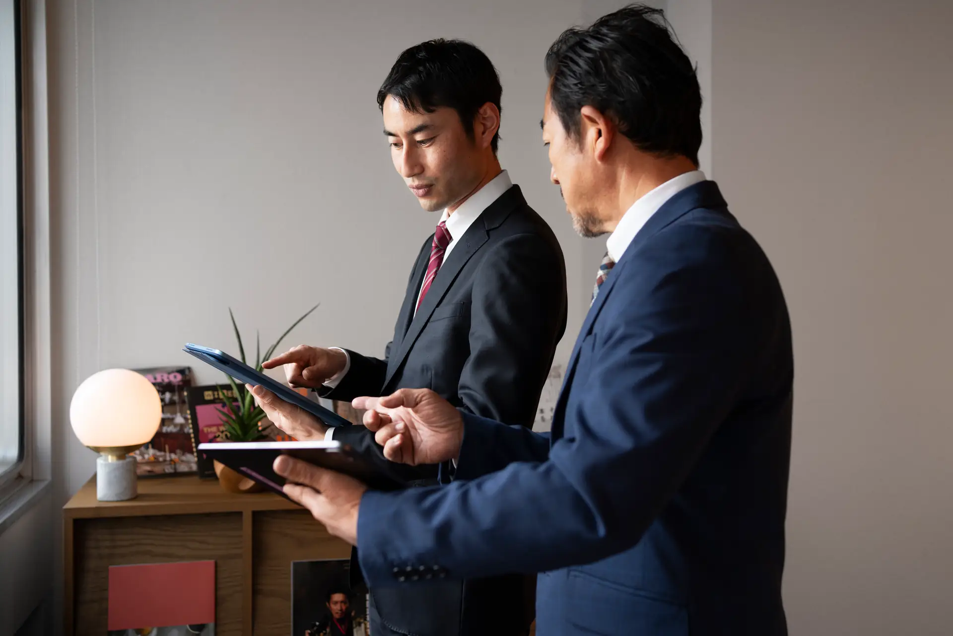 ガバナンス戦略を協議するコンサルタント